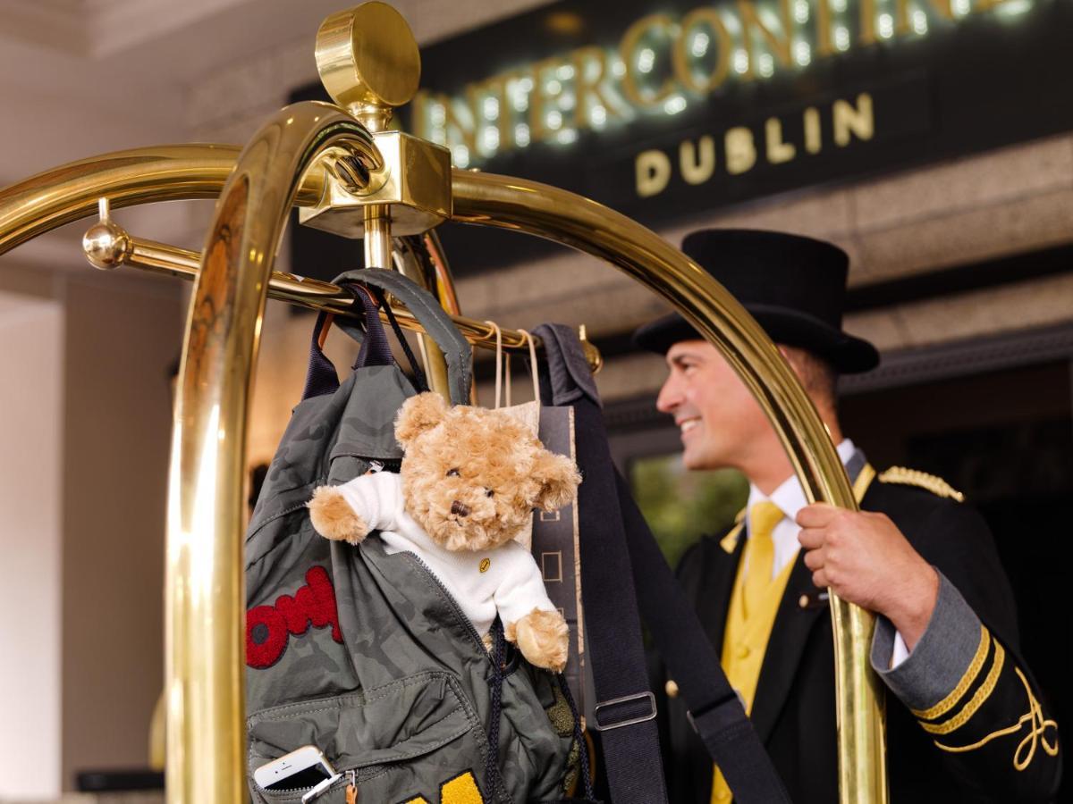 都柏林洲际酒店 外观 照片 A bellboy at the Sheltering Arms Hotel in Dublin, Ireland