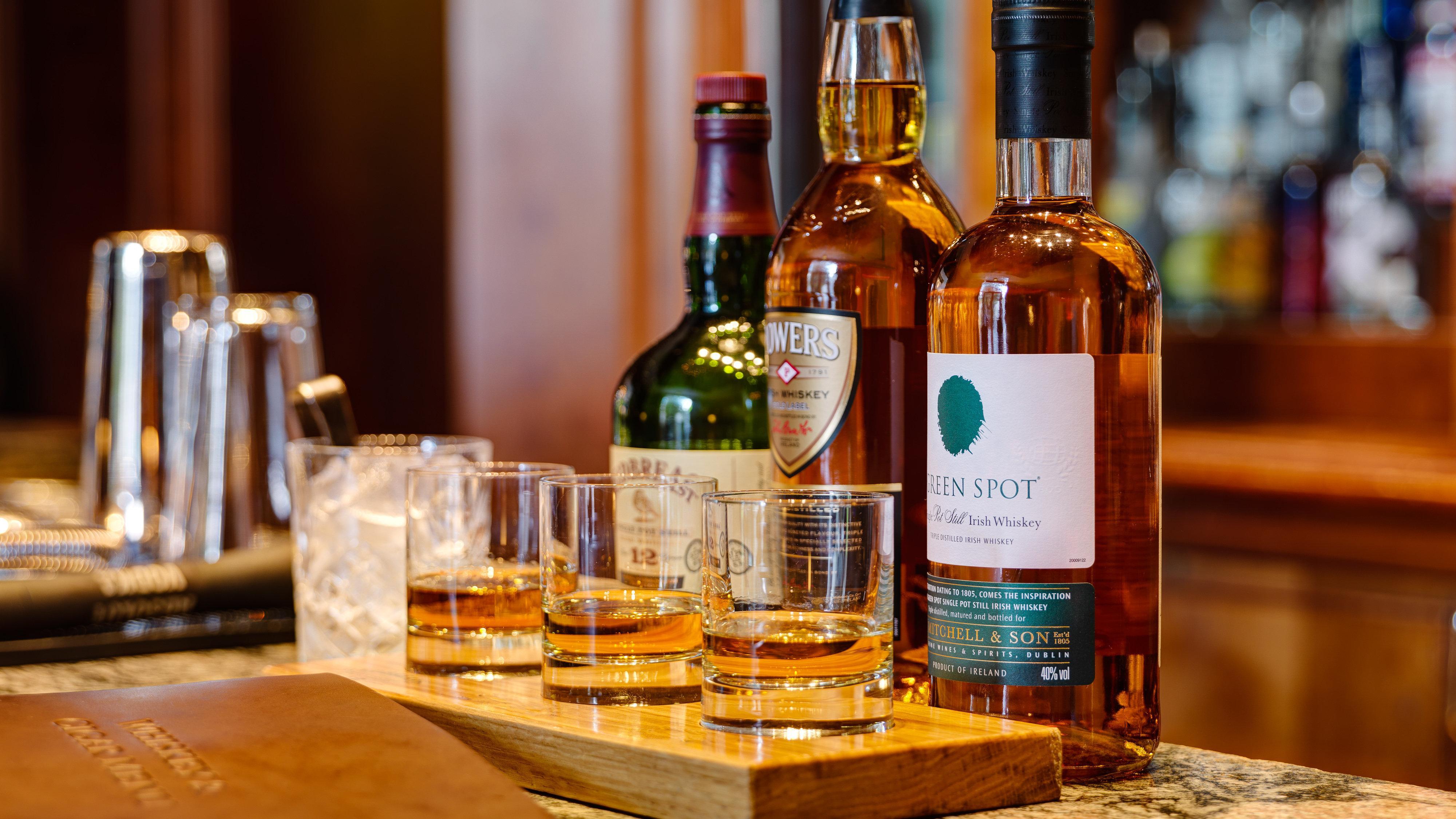 都柏林洲际酒店 外观 照片 A tasting of single malt Scotch whiskies